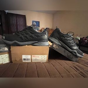 Men’s hedgehog hike north face size 11 - brand new- never worn-